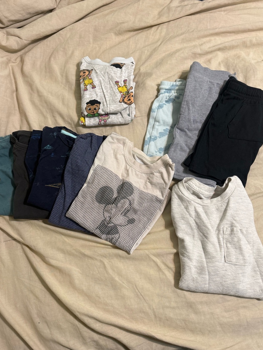 Boys Bundle. 3 shorts, 5 T-shirts, 1 set PJ’s, 1 Long sleeve shirt. Size 5
